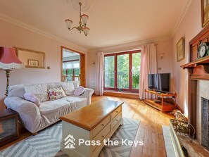 Smart TV, books - Pass the Keys | Spacious, Family Home - With Parking & Garden (Maidenhead)