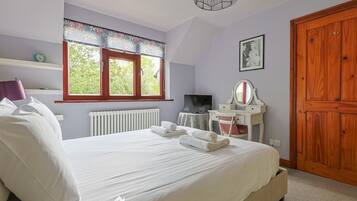 4 bedrooms, iron/ironing board, free WiFi, bed sheets