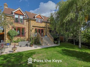 Exterior - Pass the Keys | Spacious, Family Home - With Parking & Garden (Maidenhead)