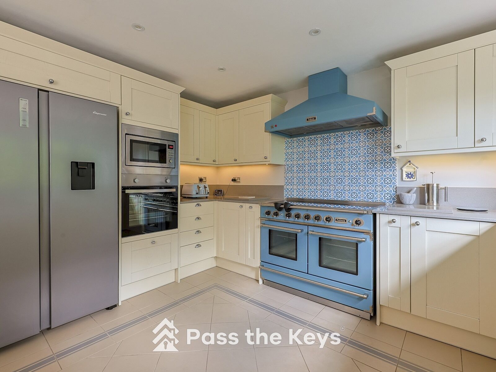 Kjøleskap, mikrobølgeovn, ovn og oppvaskmaskin