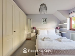 4 bedrooms, iron/ironing board, free WiFi, bed sheets