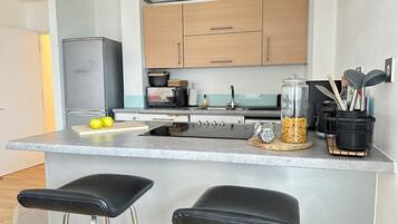 Réfrigérateur, micro-ondes, lave-vaisselle, grille-pain