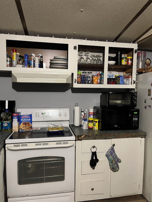 Refrigerador, microondas, parrilla de estufa y licuadora