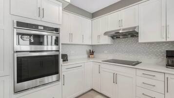 冰箱、微波炉、烤箱、炉灶