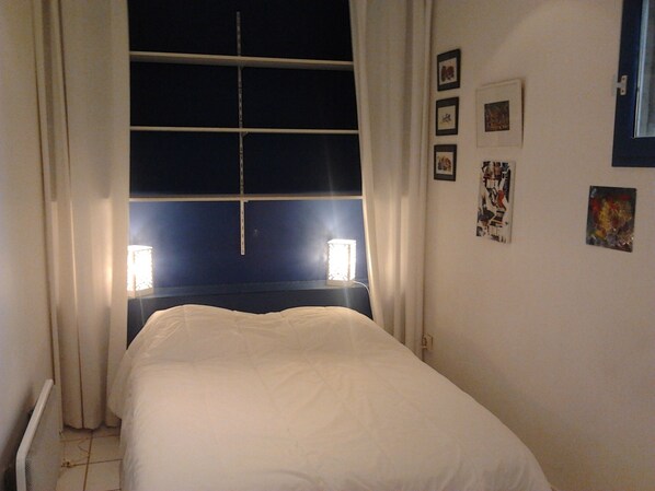 2 habitaciones, tabla de planchar con plancha y cuna de viaje 