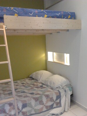 2 bedrooms, iron/ironing board, travel cot, free WiFi