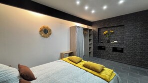 7 bedrooms, iron/ironing board, WiFi, bed sheets