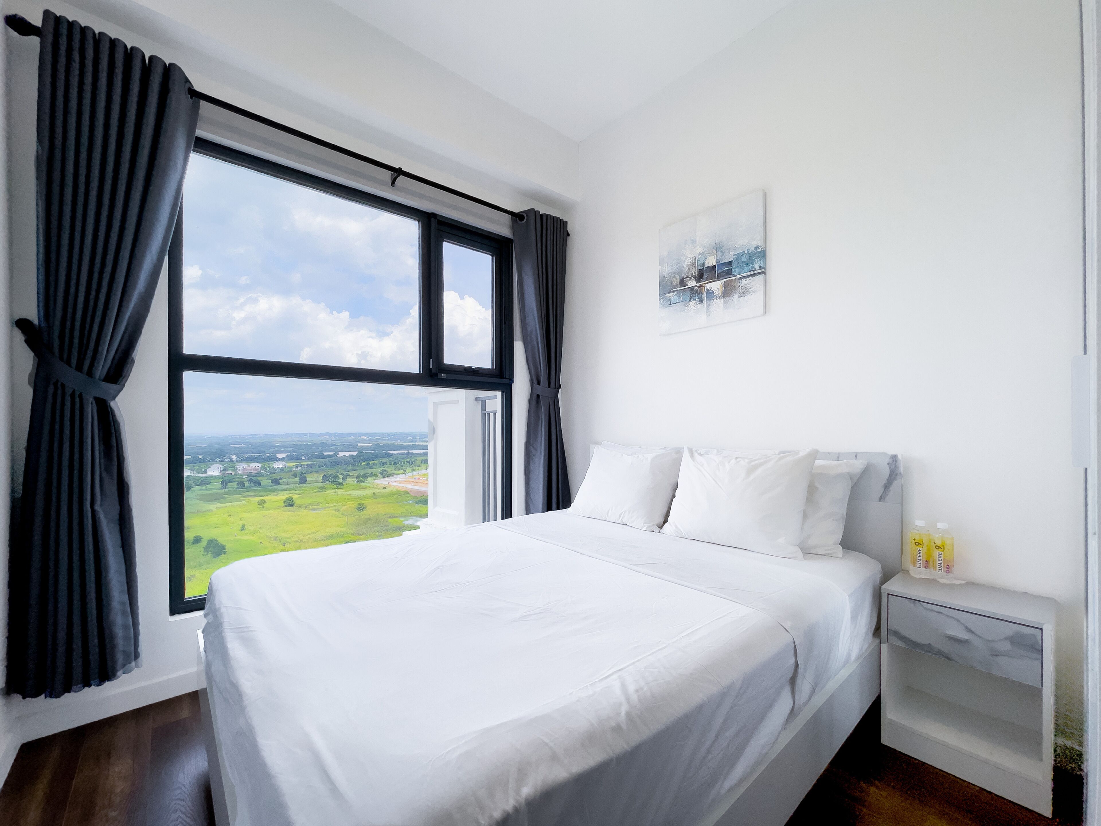 Escritorio, espacio para trabajar con laptop y cortinas blackout 