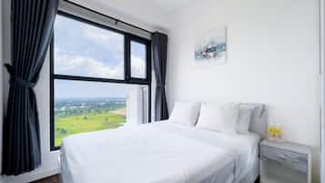 Escritorio, espacio para trabajar con laptop y cortinas blackout