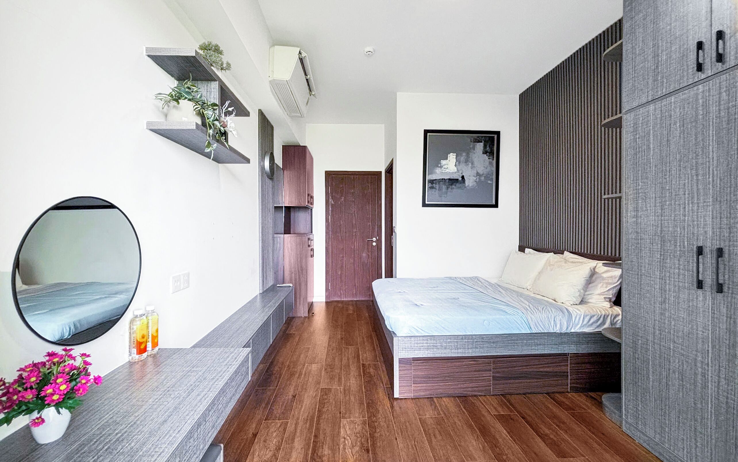 Schreibtisch, laptopgeeigneter Arbeitsplatz, Verdunkelungsvorhänge