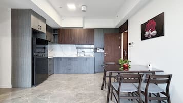 Frigorífico, placa de cocina y utensilios de cocina