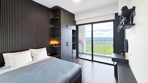 Un dormitorio moderno con una cama grande, armario empotrado y un balcón con vistas.
