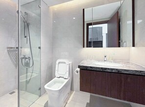 Shower, hair dryer, slippers, towels - Lumiere Apartment Swanbay  (Nhon Trach)