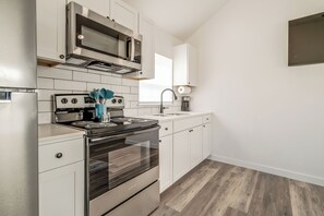 Microondas, horno, placa de cocina