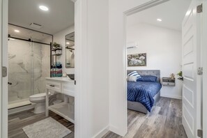 Douche, serviettes fournies, savon, papier toilette