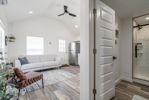 Charming 1-bedroom cottage on historic Rt. 66 on the west side of Yukon.