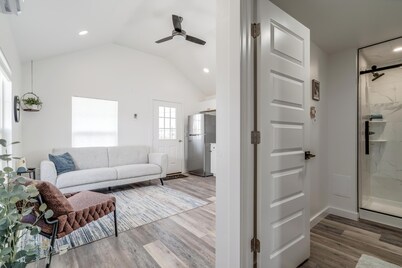 Charming 1-bedroom cottage on historic Rt. 66 on the west side of Yukon.