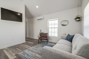 TV - Charming 1-bedroom cottage on historic Rt. 66 on the west side of Yukon. (El Reno)