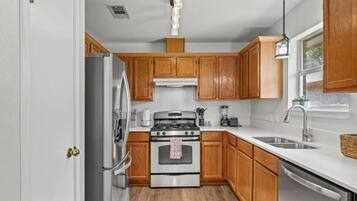 Refrigerador, microondas, horno y parrilla de estufa