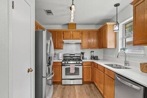 Kylskåp, mikrovågsugn, ugn och spishäll