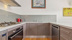 Refrigerador, microondas, horno y lavavajillas 