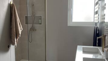 Dusche, Haartrockner, Handtücher, Seife