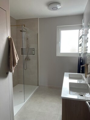 Dusche, Haartrockner, Handtücher, Seife