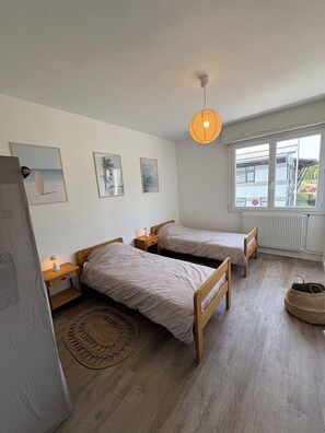 Tabla de planchar con plancha, wifi, ropa de cama