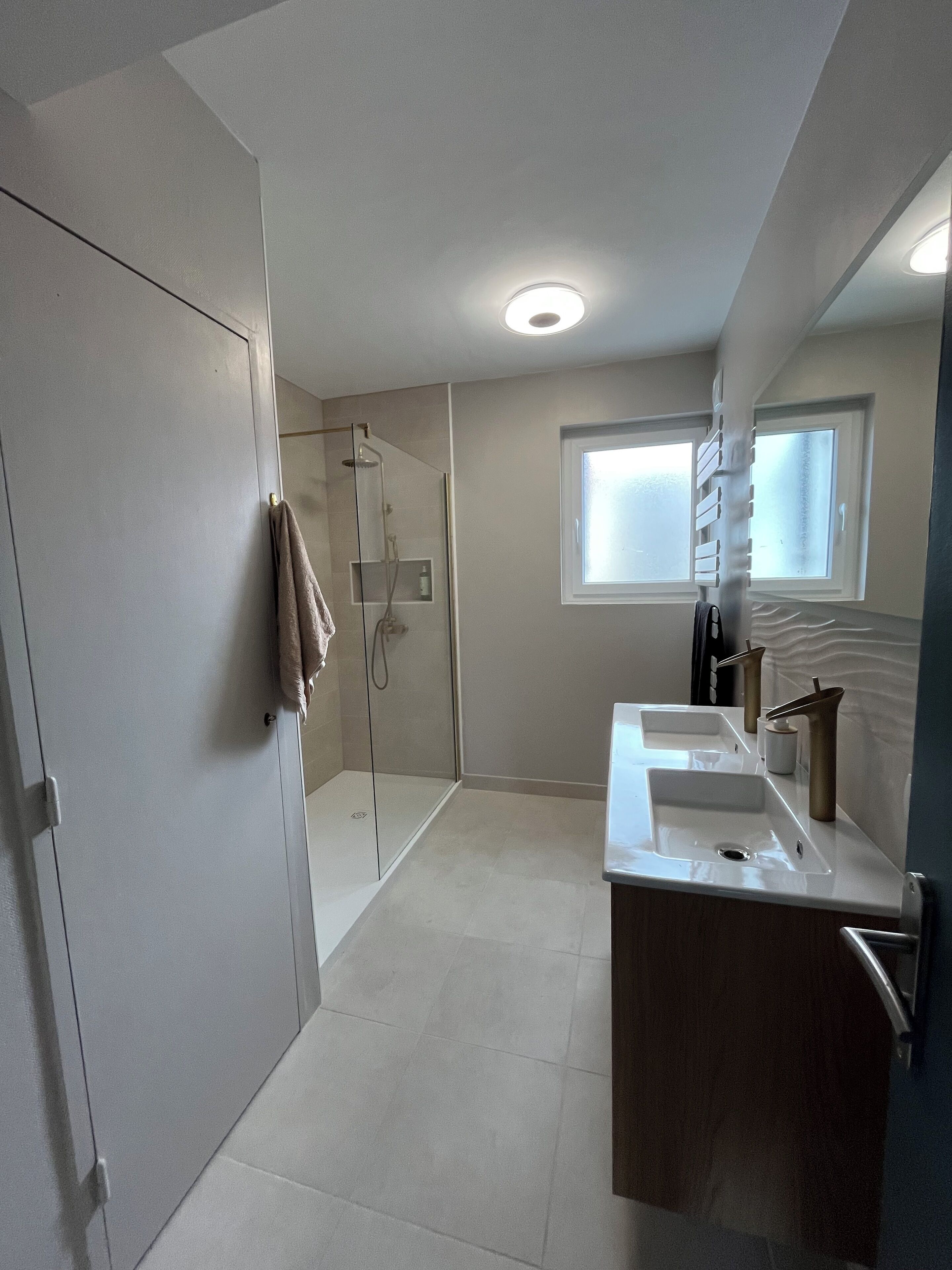 Een douche, een haardroger, handdoeken, zeep