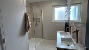 Douche, sĂšche-cheveux, serviettes fournies, savon