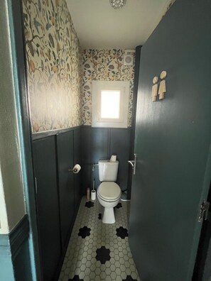 تجهيزات دش، مجففات شعر، مناشف، صابون