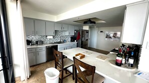 Microwave, oven, dishwasher - Cozy 3-bedroom condo fully furnished in enchanting Daytona Beach Shores (Daytona Beach Shores)