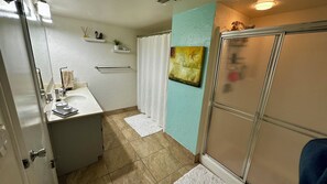 Regadera, bidet, toallas, jabón