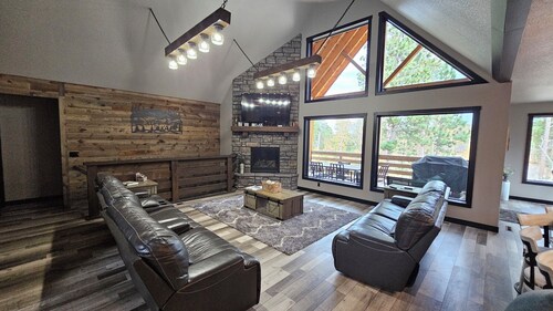 Charming cabin in phenomenal Lead , located in the Powder House Pass.