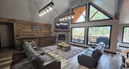 Charming cabin in phenomenal Lead , located in the Powder House Pass.