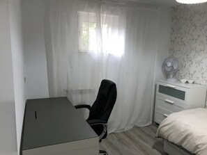 Schreibtisch, kostenloses WLAN, Bettwäsche