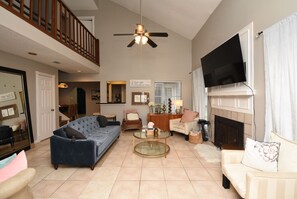 Televisión y chimenea 