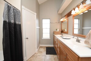 Toallas, jabón, shampoo, papel de baño 