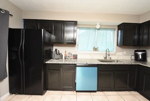 Fridge, microwave, oven, stovetop - Minutes to IAH, Deerbrook Mall, Great Restaurants! (Humble)