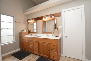 Toallas, jabón, shampoo, papel de baño 