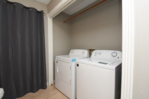 Minutes to IAH, Deerbrook Mall, Great Restaurants!