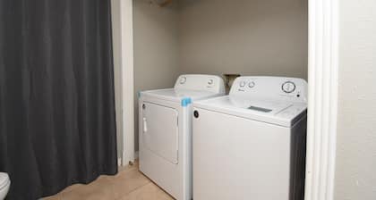 Minutes to IAH, Deerbrook Mall, Great Restaurants!