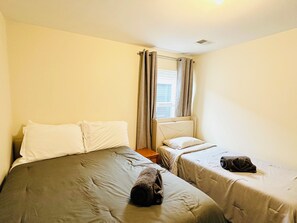 3 bedrooms, iron/ironing board, internet, bed sheets