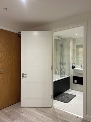 Serviettes fournies, savon, papier toilette