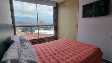 Departamento estándar, vista a la ciudad | Caja de seguridad en la habitación y tabla de planchar con plancha