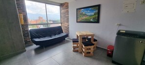 40-inch flat-screen TV with cable channels - Best Laureles location and price (Medellín)