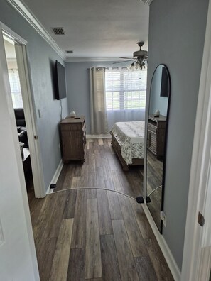 4 bedrooms, iron/ironing board, WiFi, bed sheets