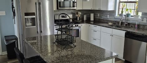 Mikrobølgeovn, ovn, kokeplater og oppvaskmaskin