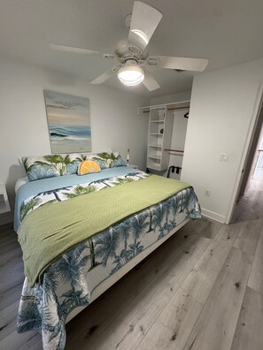 Premium bedding, iron/ironing board, free WiFi, bed sheets - Penguins on the Beach Villas (Cocoa Beach)