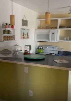 Full-sized fridge, microwave, oven, stovetop - Penguins on the Beach Villas (Cocoa Beach)